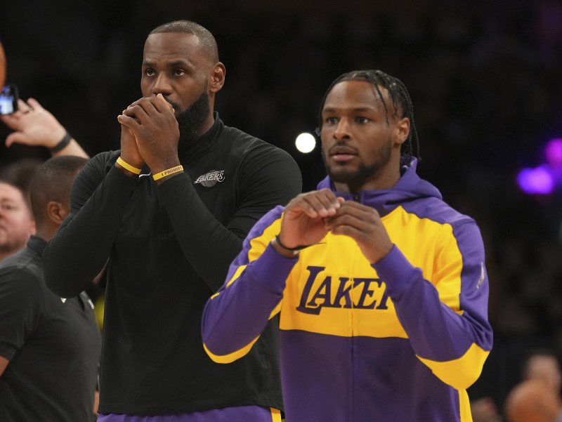 LeBron James nastúpil po boku syna Bronnyho