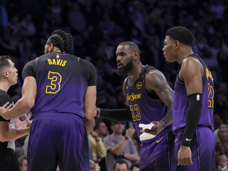 Anthony Davis (3), LeBron James (23) and Rui Hachimura z LA Lakers sa dohadujú s rozhodcom