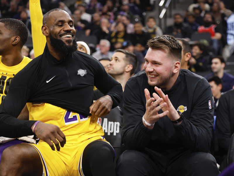 LeBron James a Luka Dončič na lavičke Lakers
