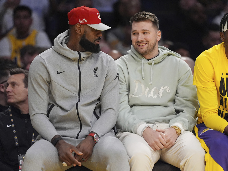 Ej, chlapci, to sú vrúcne pohľady - LeBron James a Luka Dončič