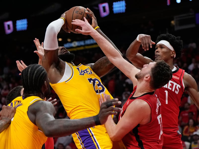 Faulovaný LeBron James (23) a faulujúci Alperen Sengun (28) z Houstonu