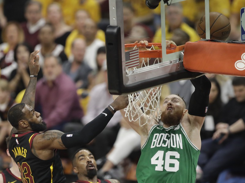 Aron Baynes (46) a LeBron James (23) v súboji pod košom