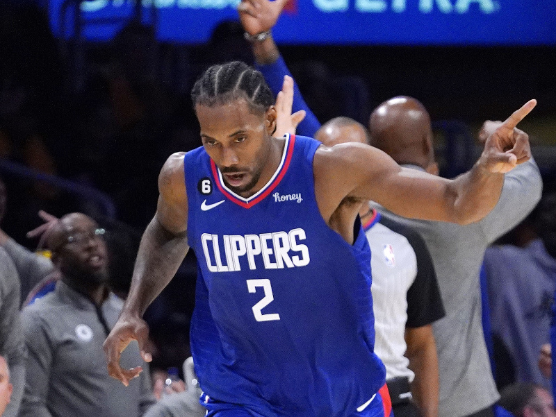 Kawhi Leonard oslavuje zisk bodov