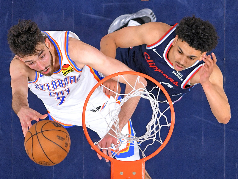 Chet Holmgren (Oklahoma) a Kobe Sanders (LA Clippers) v súboji pod košom počas zápasu LA Clippers - OKC Thunder