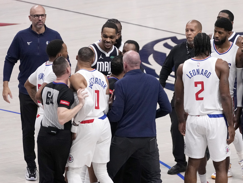 Potýčka medzi hráčmi Los Angeles Clippers a Dallas Mavericks