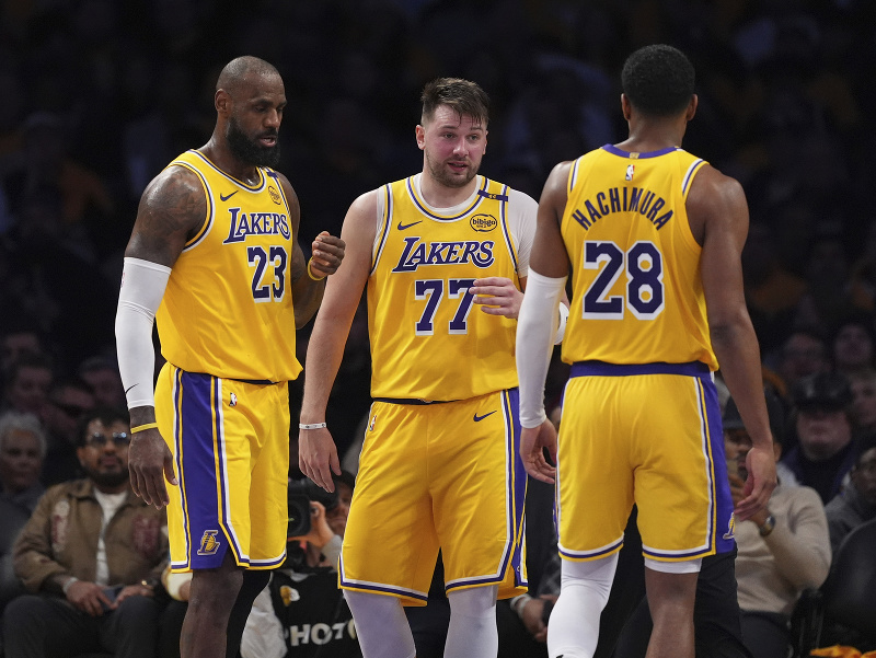 LeBron James, Luka Dončič a Rui Hachimura v drese LA Lakers