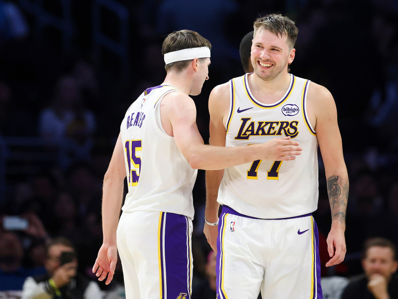 Luka Dončič v drese LA Lakers, vľavo Austin Reaves