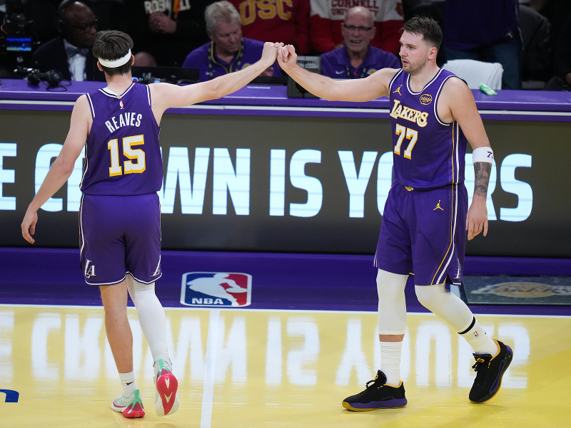 Austin Reaves a Luka Dončic (vpravo)