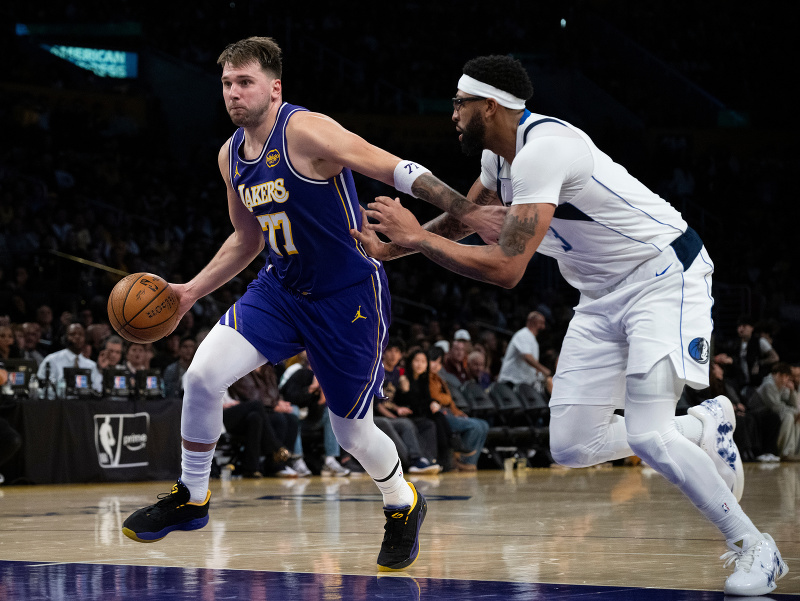 Luka Dončič (vľavo) počas zápasu