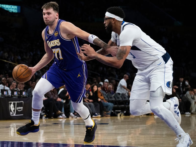 Luka Dončič (vľavo) počas zápasu, vedľa neho Anthony Davis