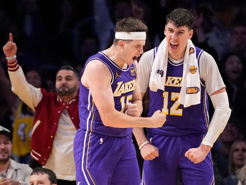 Austin Reaves (15) a Jake LaRavia, hráči LA Lakers