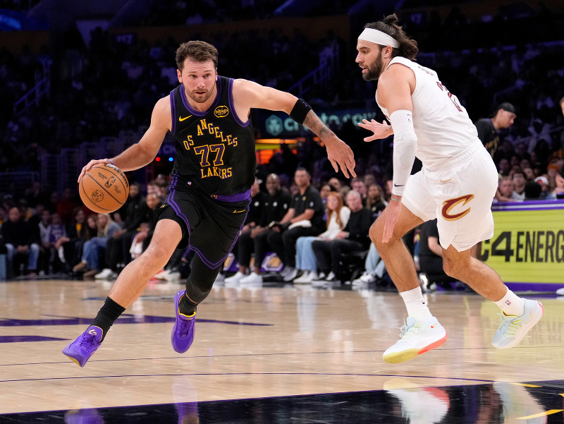 Luka Dončič (vľavo) proti brániaceme Maxovi Strusovi