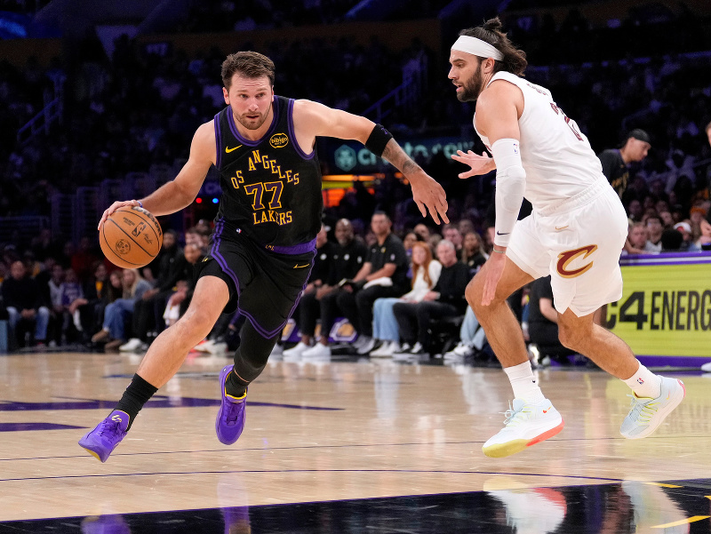 Luka Dončič (vľavo) proti brániaceme Maxovi Strusovi