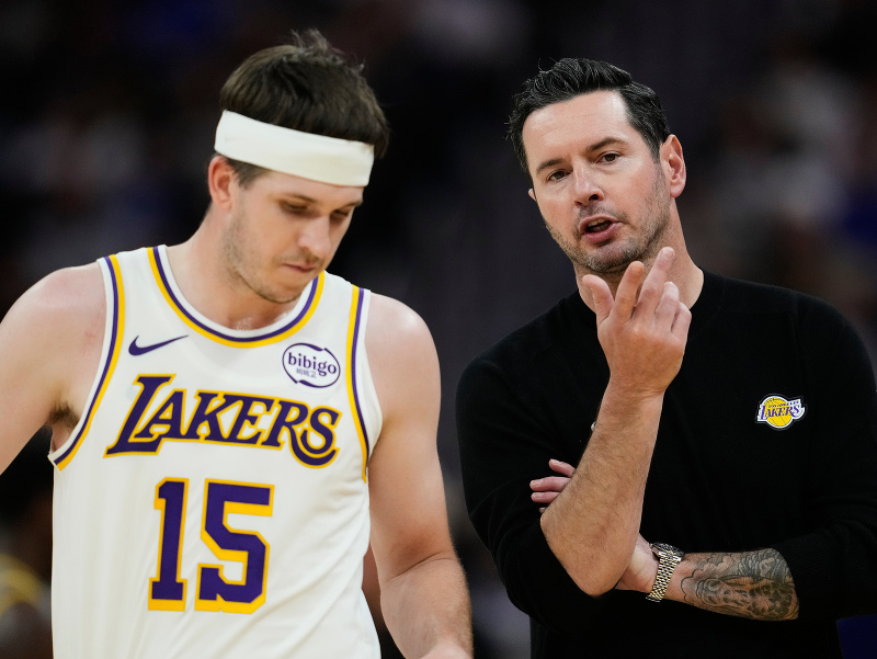JJ Redick, tréner LA Lakers, rozdáva pokyny Austinovi Reavesovi