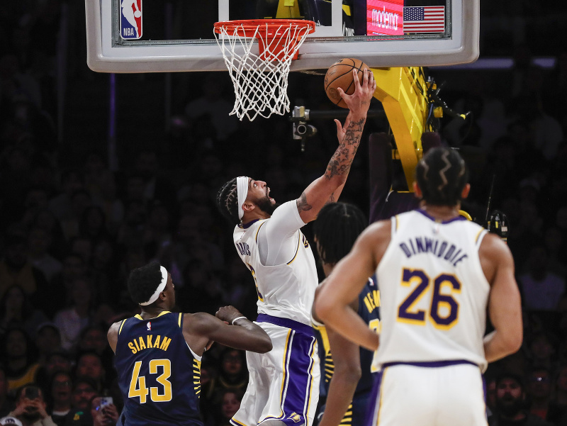 Anthony Davis (LA Lakers) a jeho ukážkový útok na kôš Indiany 