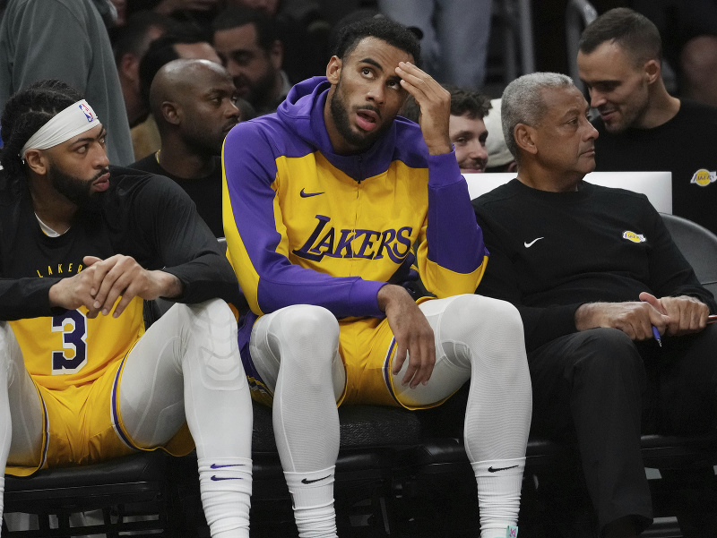 Sklamaná lavička LA Lakers na čele s Armelom Traorem