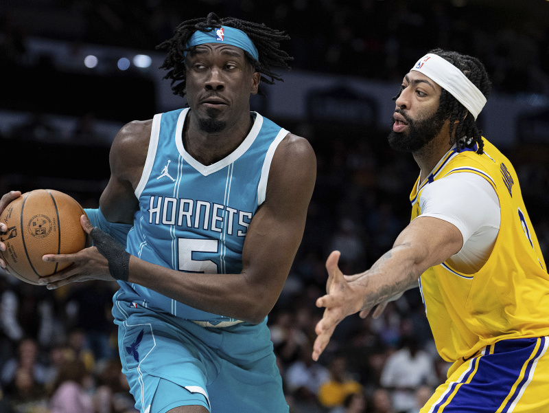 Mark Williams (s loptou) a Anthony Davis v súboji pivotov