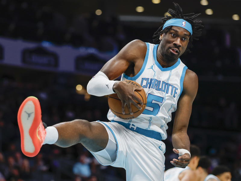 Pivot Mark Williams z tímu Charlotte Hornets