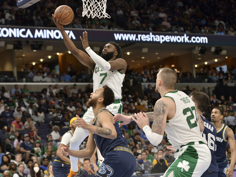 Basketbalisti Bostonu Celtics uspeli v posledný hrací deň základnej časti NBA na palubovke Memphisu
