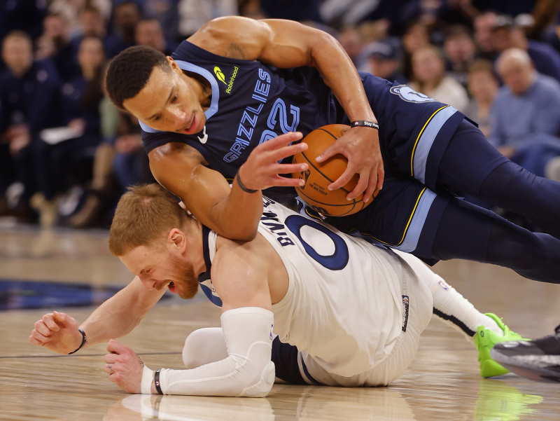 Desmond Bane z Memphisu v súboji s Dontem DiVincenzom z Minnesoty