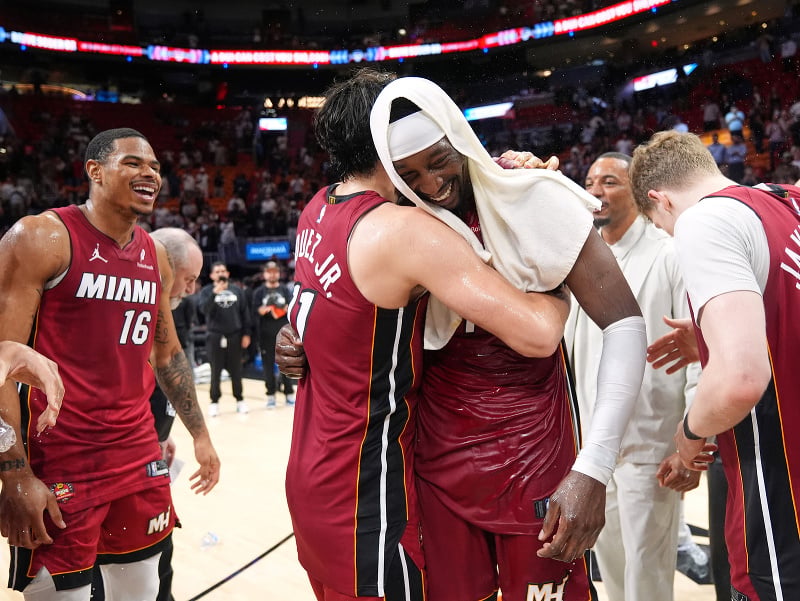 Americký basketbalista Bam Adebayo oslavuje so spoluhráčmi famózny 83-bodový výkon