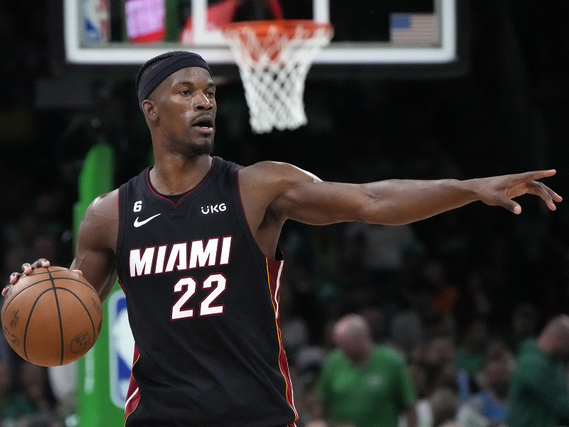 Jimmy Butler počas zápasu zámorskej NBA