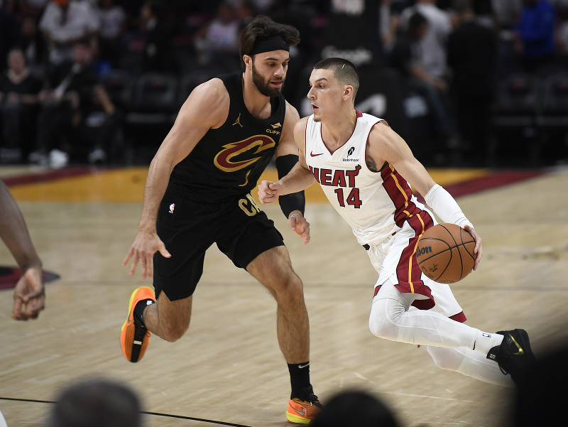 Tyler Herro (v bielom)