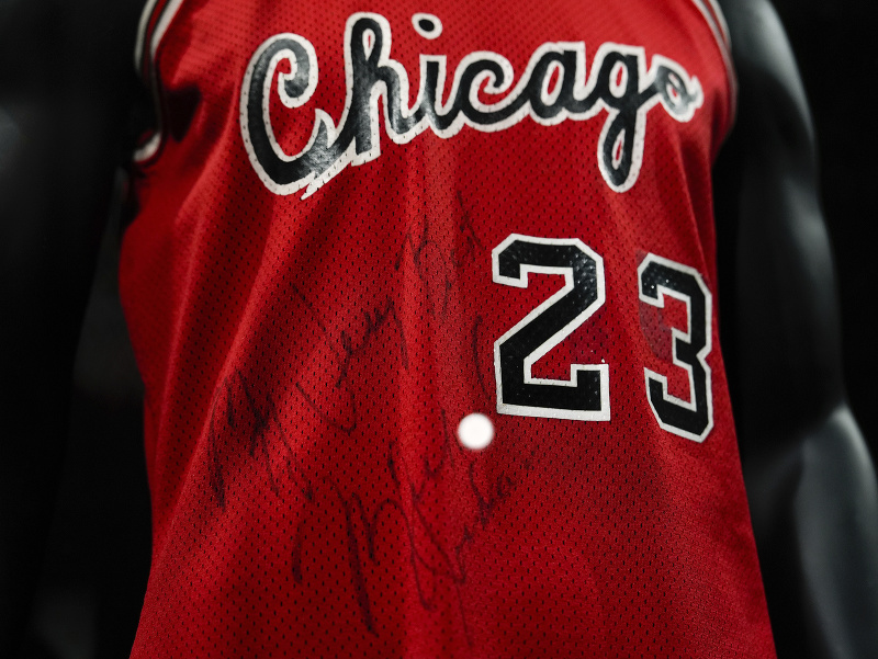 Na archívnej snímke z 21. marca 2025 basketbalový dres Chicaga Bulls s autogramom, ktorý nosil Michael Jordan počas svojej nováčikovskej sezóny v NBA