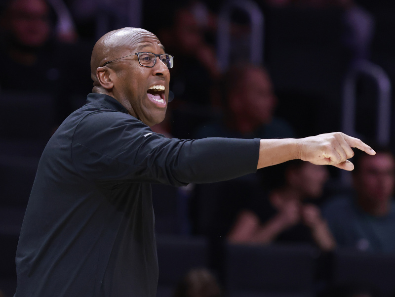 Americký basketbalový tréner Mike Brown