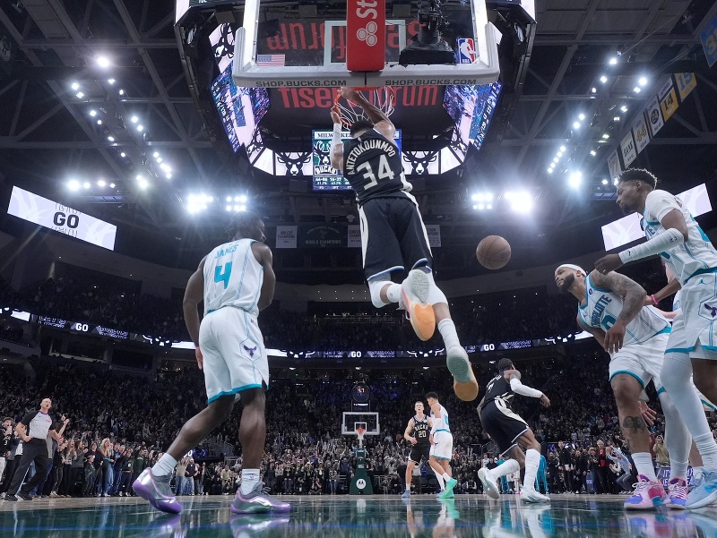 Giannis Antetokounmpo z Milwaukee Bucks v posledných sekundách druhého polčasu