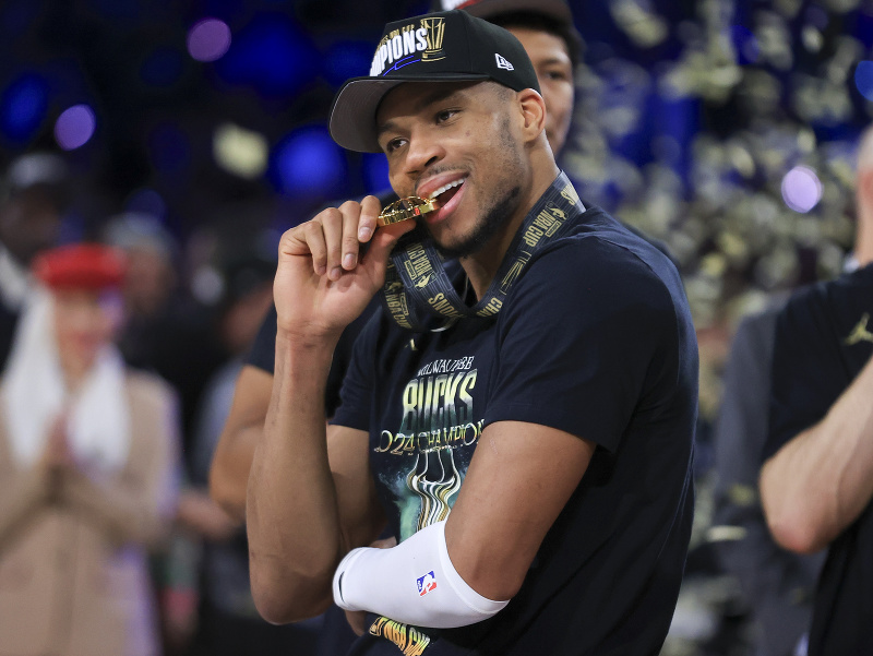Giannis Antetokounmpo s medailou za víťazstvo v NBA Cupe 2024/25