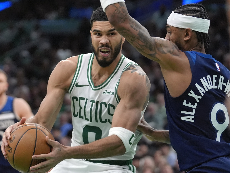 Jayson Tatum sa snaží prejsť cez Nickeila Alexandra-Walkera