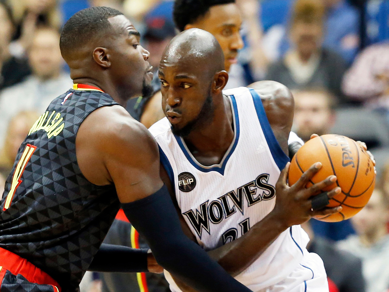 Na archínej snímke z 25. novembra 2015 Kevin Garnett (vpravo) z Minnesoty Timberwolves 