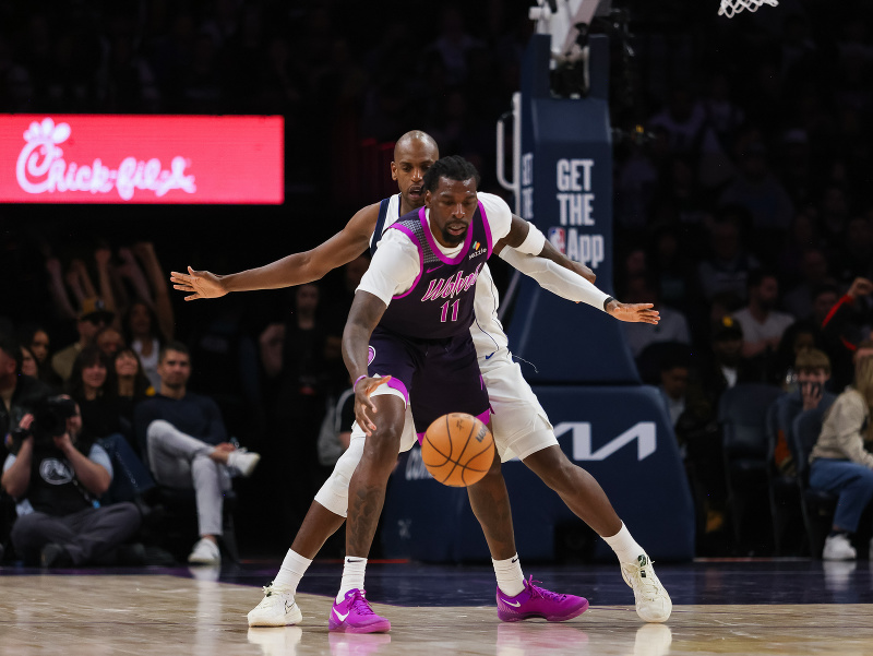 Khris Middleton z Dallas Mavericks, obranca, bráni proti Nazovi Reidovi z Minnesota Timberwolves (11