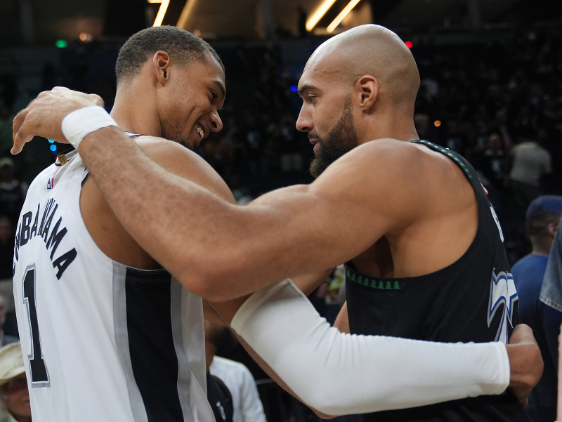 Útočník San Antonio Spurs Victor Wembanyama (vľavo) a center Minnesota Timberwolves Rudy Gobert (vpravo)