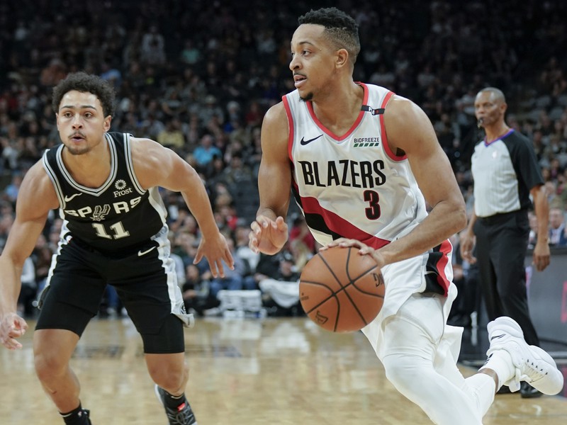 C.J. McCollum (3) z Portlandu Trail Blazers a Bryn Forbes zo San Antonia Spurs