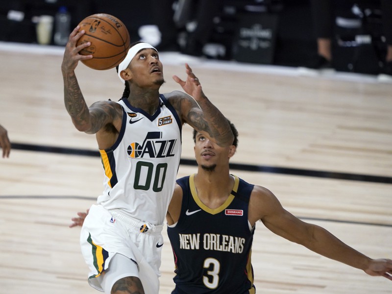 Basketbalista Utahu  Jordan Clarkson (vľavo) a hráč New Orleans Pelicans Josh Hart 
