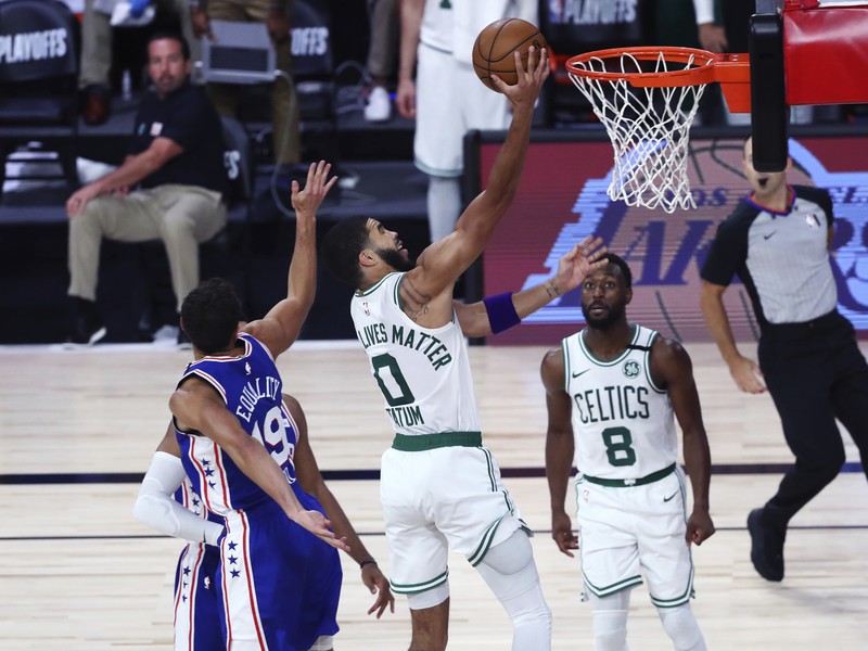 Hráč Bostonu Celtics Jayson Tatum (uprostred) strieľa na kôš