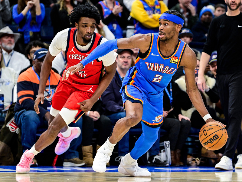 Shai Gilgeous-Alexander (Oklahoma), za ním Herb Jones z New Orleans