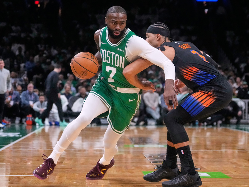 Jaylen Brown v súboji s brániacim Joshom Hartom