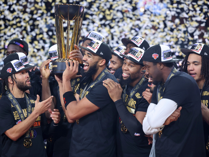 Karl-Anthony Towns (32) oslavuje so spoluhráčmi z tímu New York Knicks zisk Pohára NBA