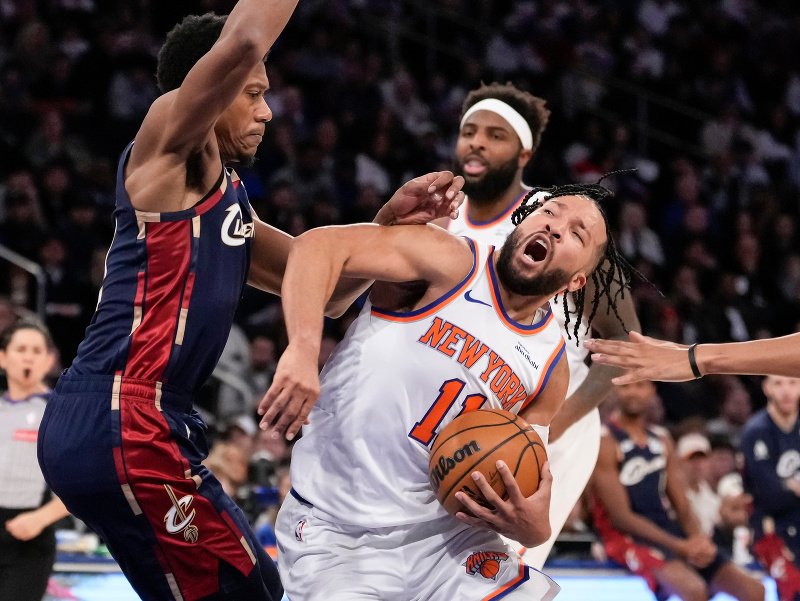 Jalen Brunson (11) a De'Andre Hunter (12) v súboji o loptu