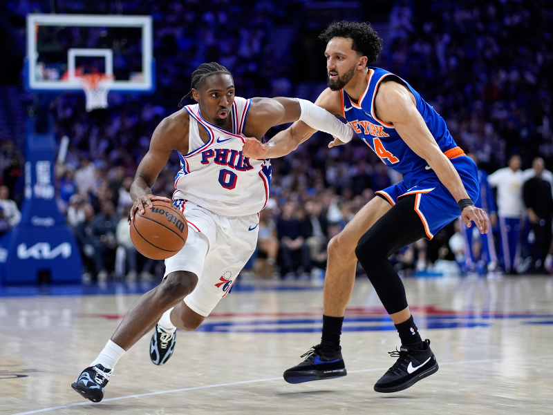 Tyrese Maxey z tímu Philadelphia 76ers (vľavo) sa snaží predbehnúť Landryho Shameta z tímu New York Knicks