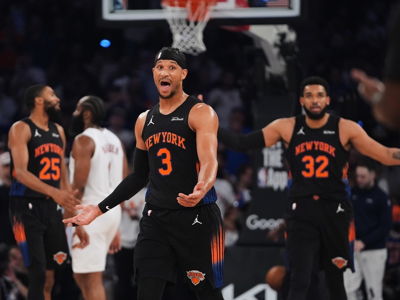 Josh Hart z New Yorku Knicks reaguje počas duelu play-off NBA
