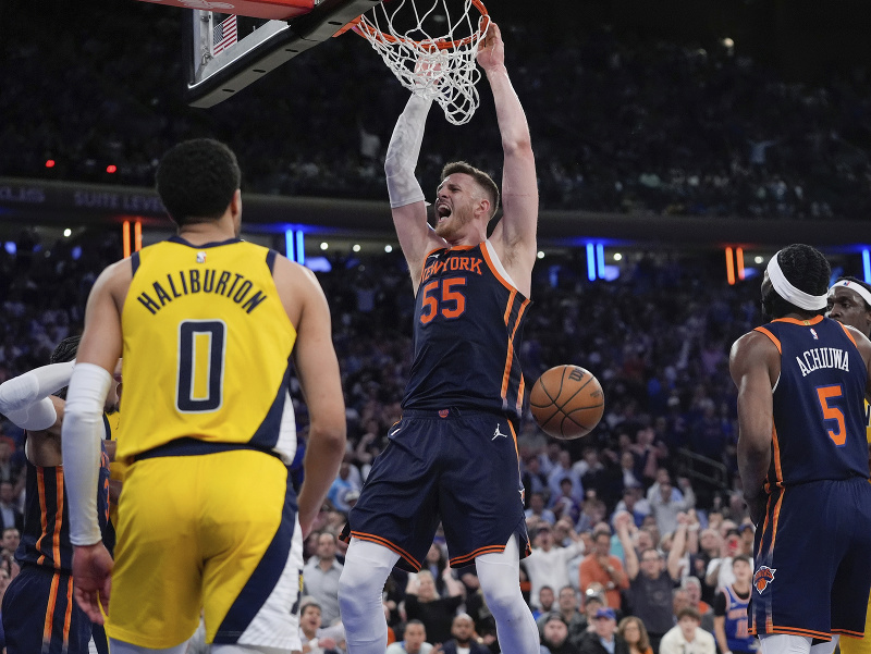 Isaiah Hartenstein smečuje do koša