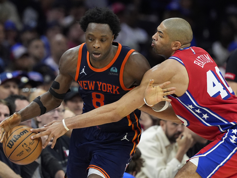 OG Anunoby sa snaží prejsť cez Nicolasa Batuma