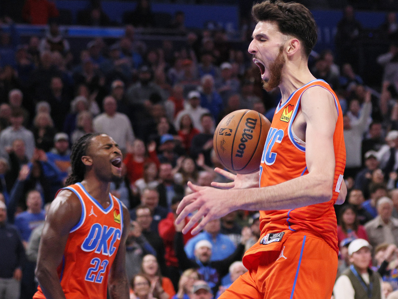 Chet Holmgren a Cason Wallace, basketbalisti tímu Oklahoma City Thunder