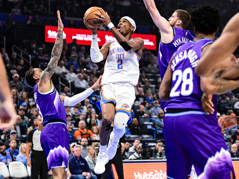 Shai Gilgeous-Alexander (2) zakončuje cez brániacich hráčov