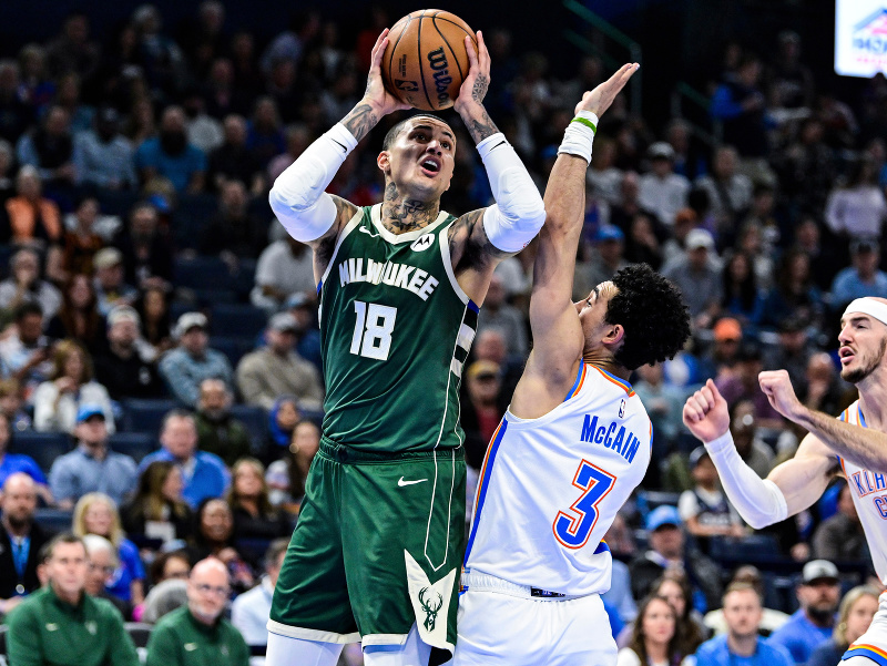 Kyle Kuzma (18) zakončuje cez brániaceho Jareda McCaina