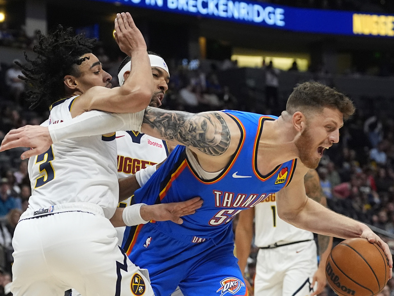 Isaiah Hartenstein (v modrom) v súboji o loptu